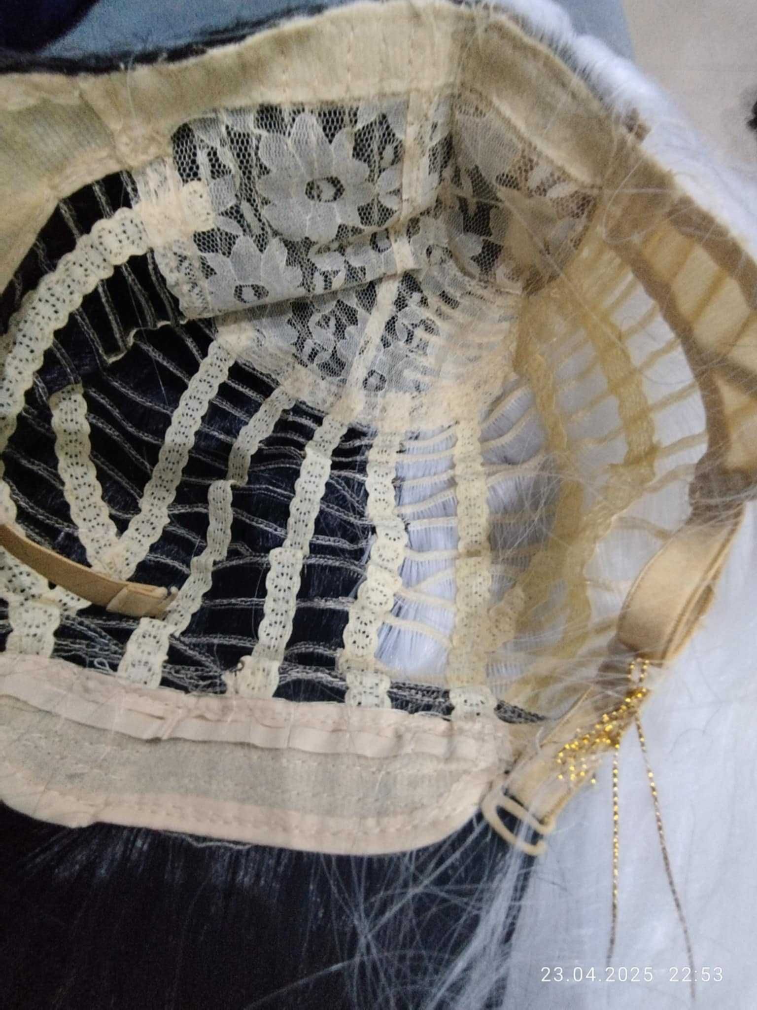 Peruka animo. Włosy półdługie delikatnie falowane. czarno- białe.