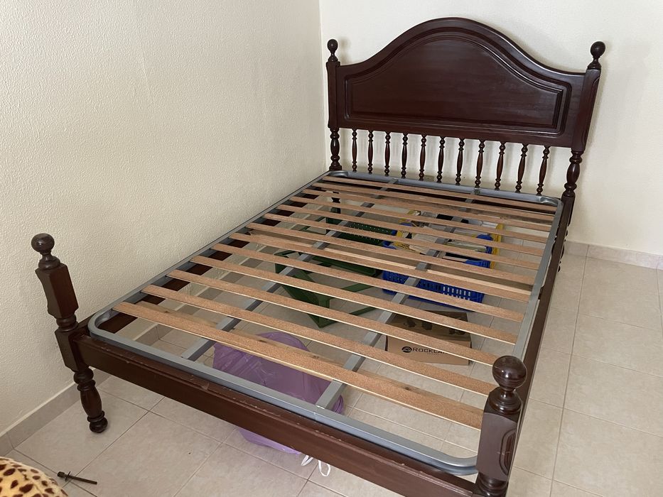 Cama de madeira c/ estrado