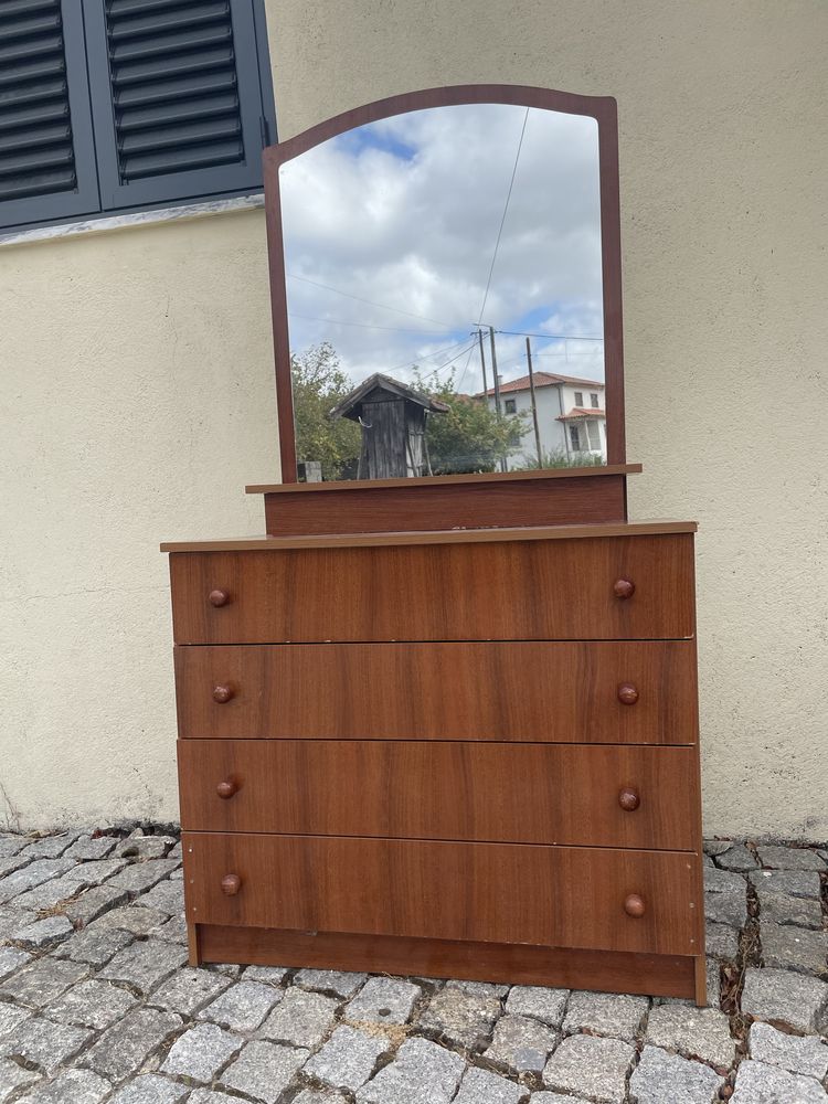 Comoda com espelho em bom estado