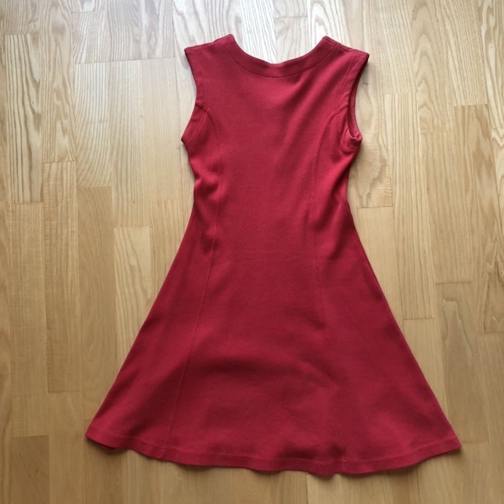 Czerwona sukienka z guzikami