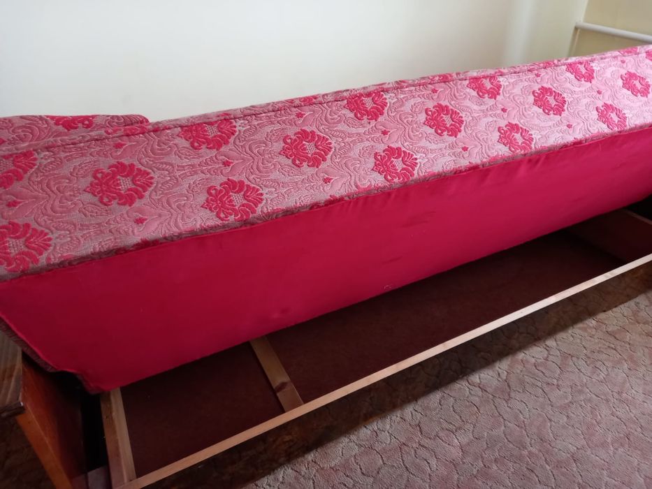 Tapczan, kanapa, łóżko dwuosobowe.