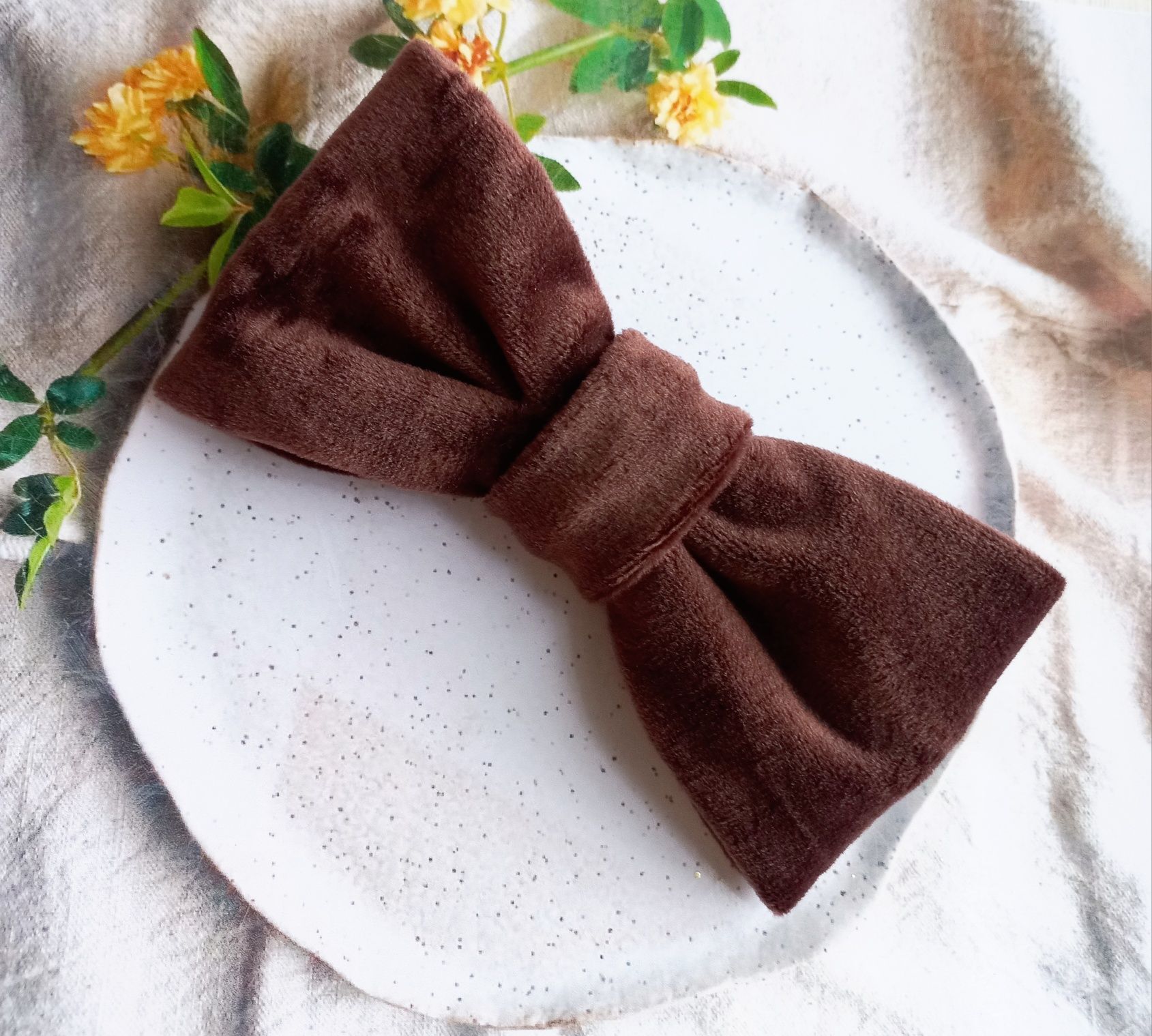 Duża aksamitna kokarda.
W różnych kolorach.
Wielkość kokardki to 14 cm