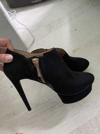Stylowe botki Zara czarne złote zamki wydłużają nogi buty na obcasie