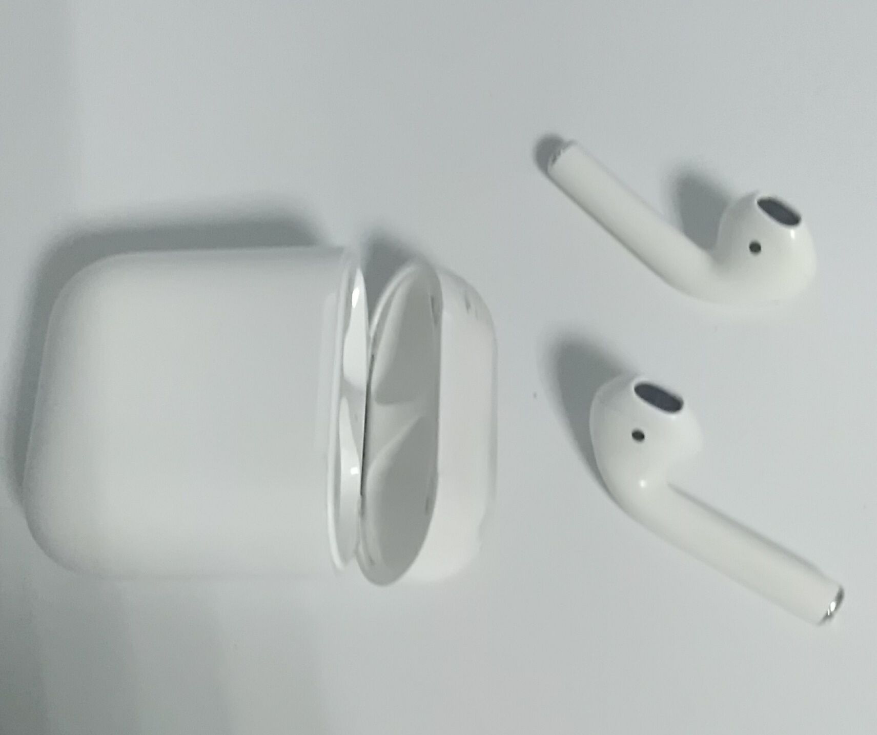 Наушники APPLE AirPods 2 кейс
A1602