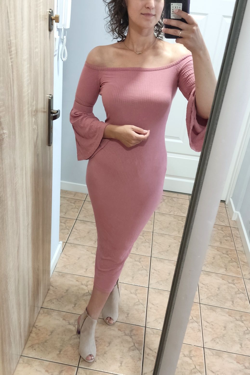 Dopasowana prążkowana sukienka hiszpanka bodycon brudny róż wiskoza