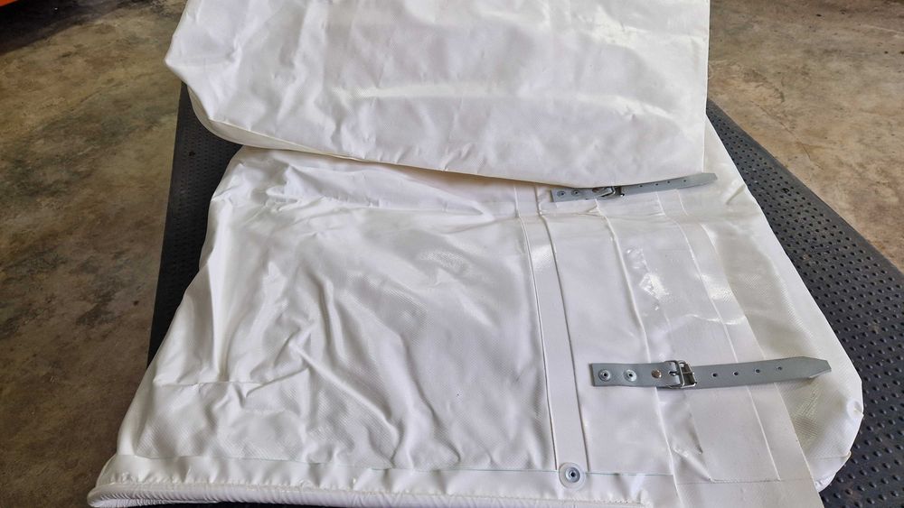 Toldos ou oleados, impermeáveis.