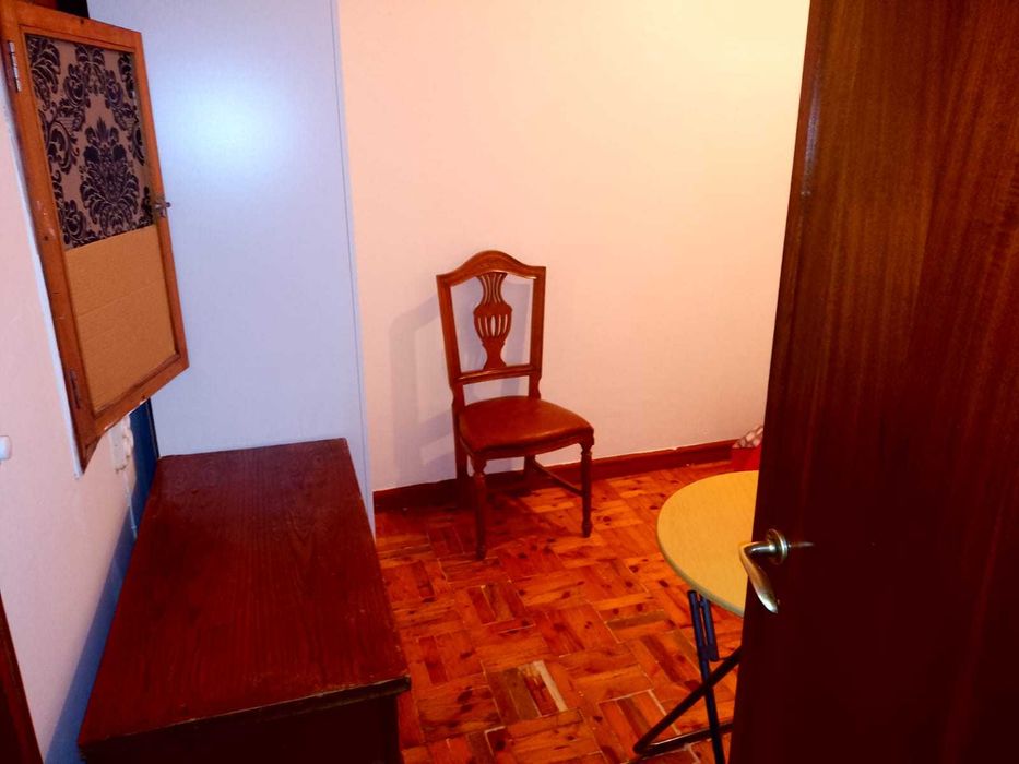 Alugo quarto com casa de banho de serviço