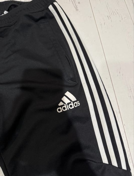 Czarne dresy adidas
