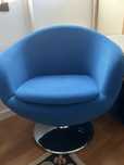 Cadeirao azul em tecido