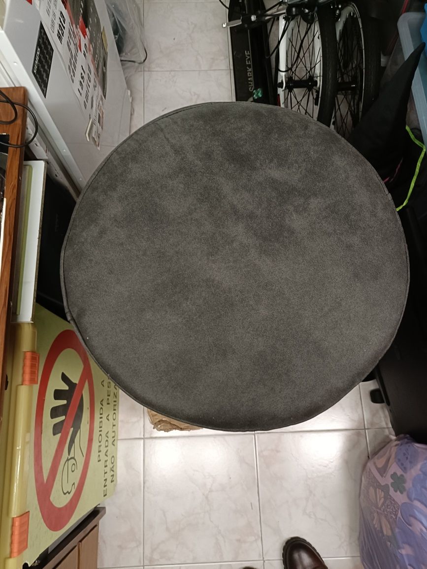 Banco/Pouffe de veludo preto com uma faixa metalizada