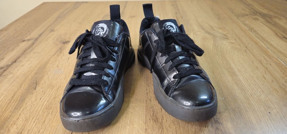 Продам пару жіночих кросівок Diesel