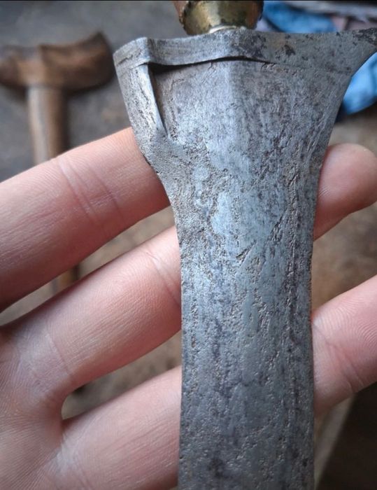 Espada faca Kris/Keris Malásia aço, cabo nogueira entalhada com bainha