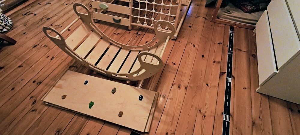 Drewniany bujak Montessori ze zjeżdżalnią i wspinaczką