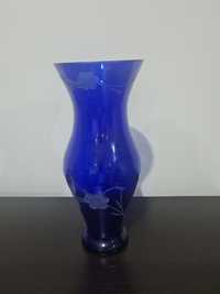 Wysoki wazon kobaltowy, zdobiony recznie