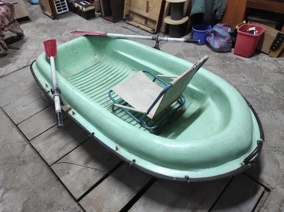 Лодка пластиковая