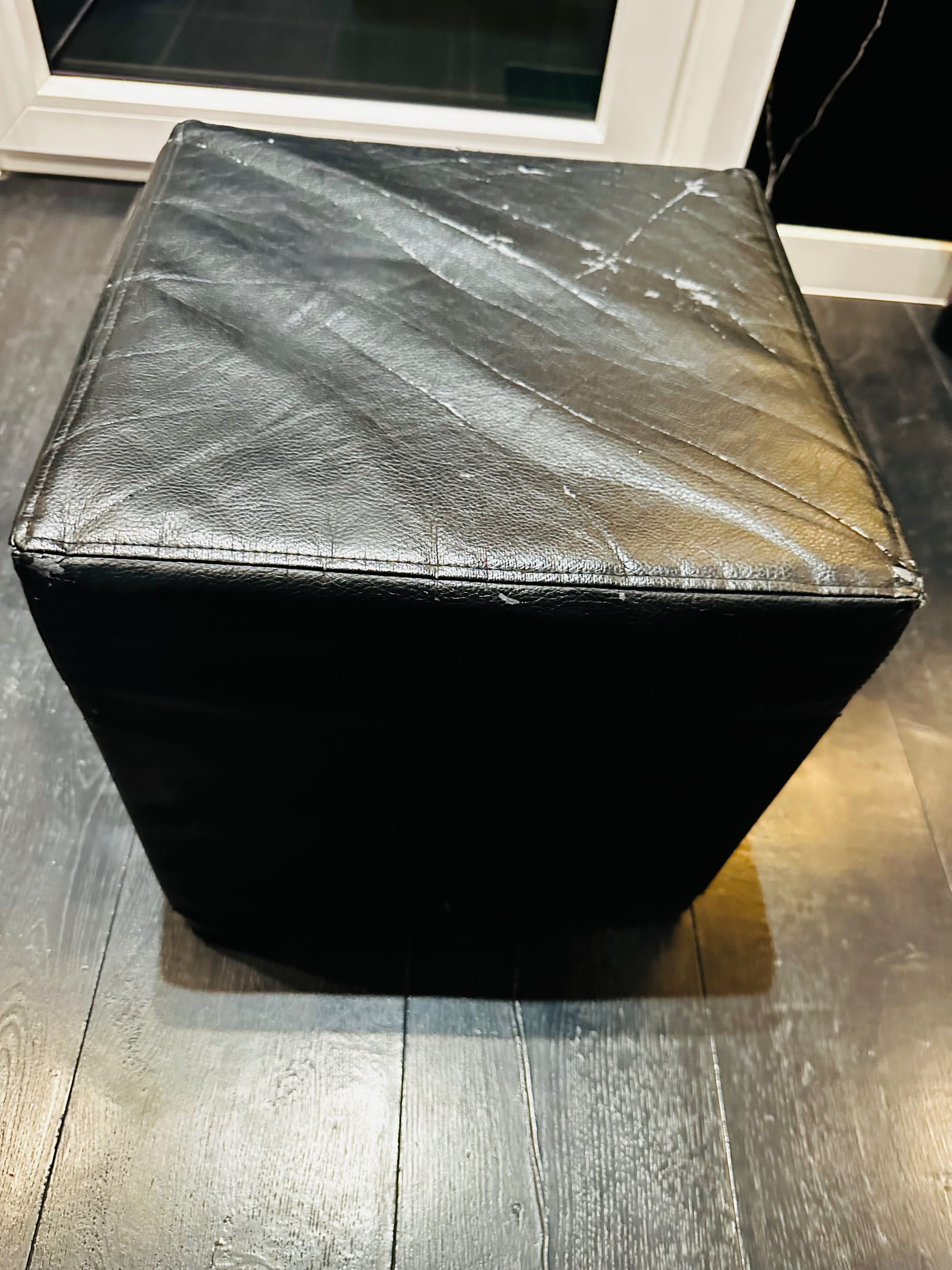Pufa skórzana z IKEA / podnóżek czarny (drewno, pianka + skóra)