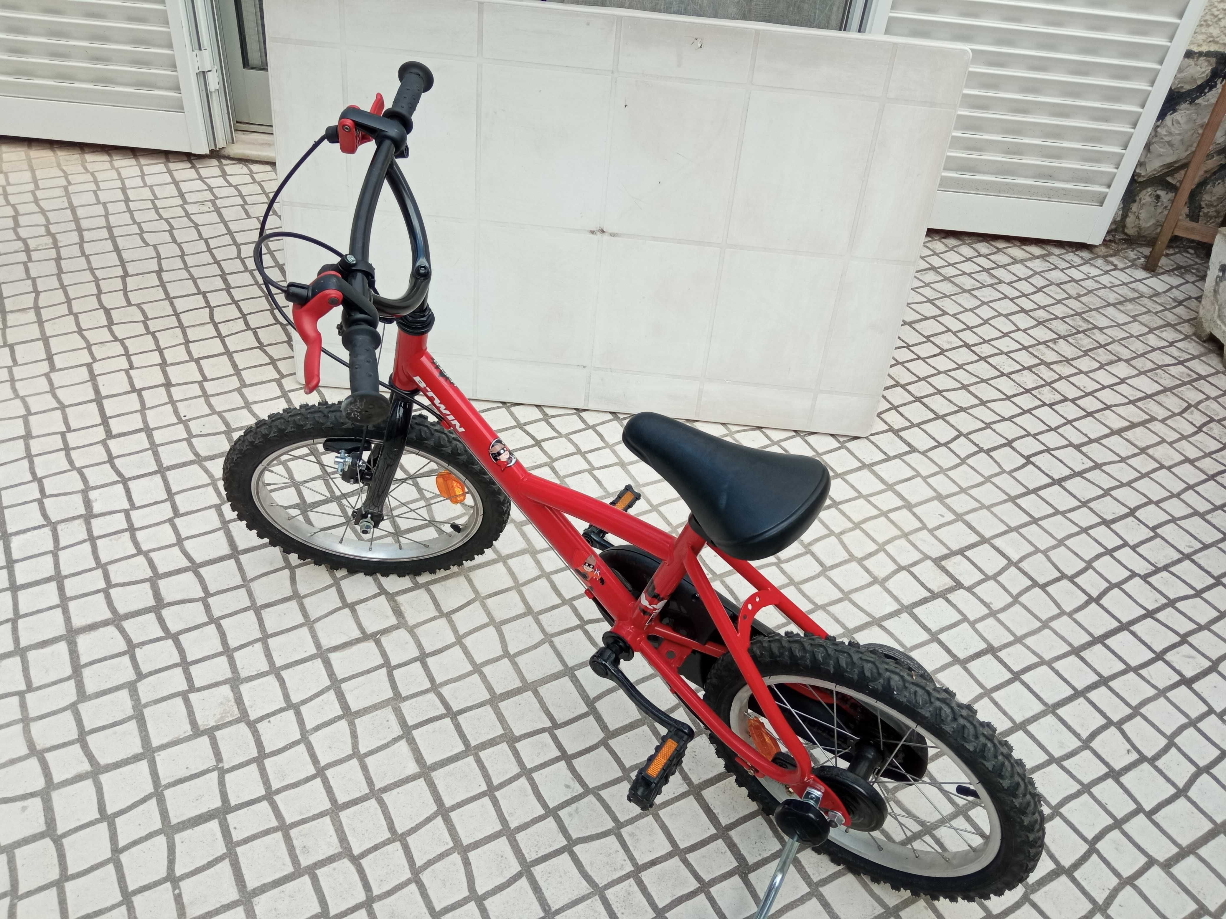 Bicicleta Btwin 16" com rodinhas de treino