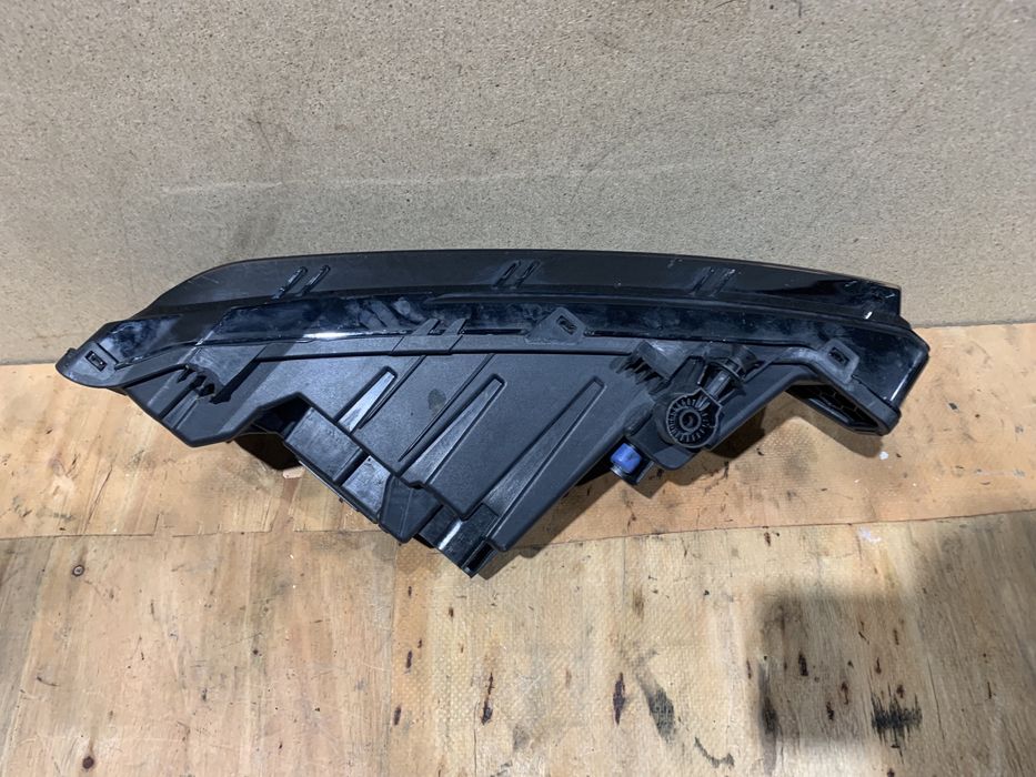 Skoda SuperB III 3 Lift halogen LED DRL prawy 3V0