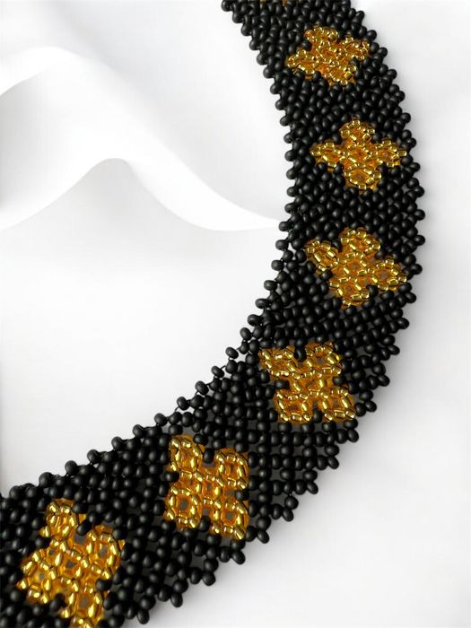 Ręcznie robiony koralikowy naszyjnik z czarno-złotym wzorem