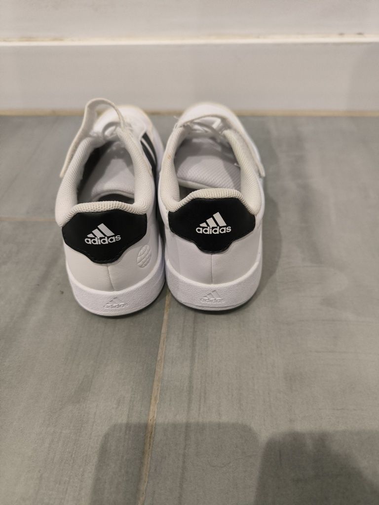 Tênis adidas , usados como novos