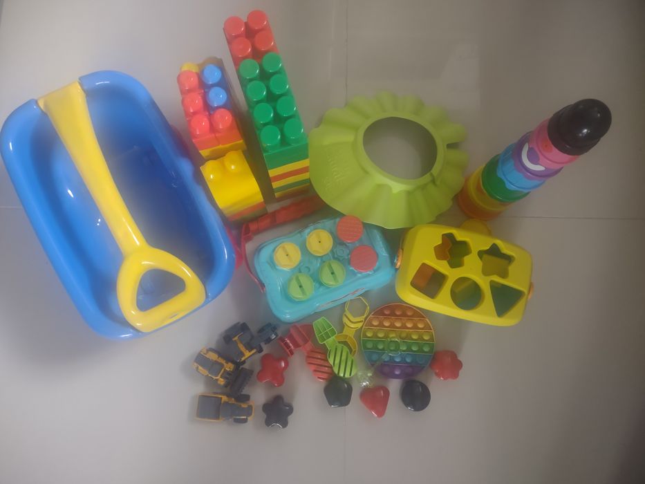 Zabawki: sorter fisher price, klocki, przyczepka, stolik i narzędzia