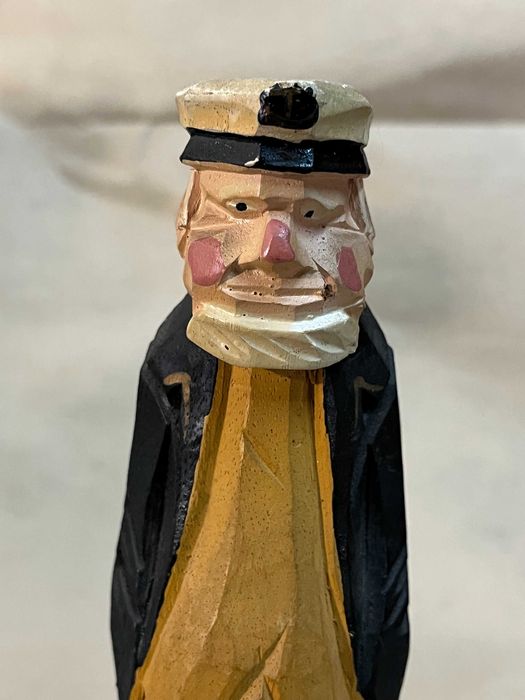Estatueta em madeira representando um capitão de navio