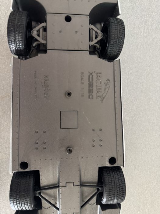 Jaguar XJ220 - Miniatura 1:18