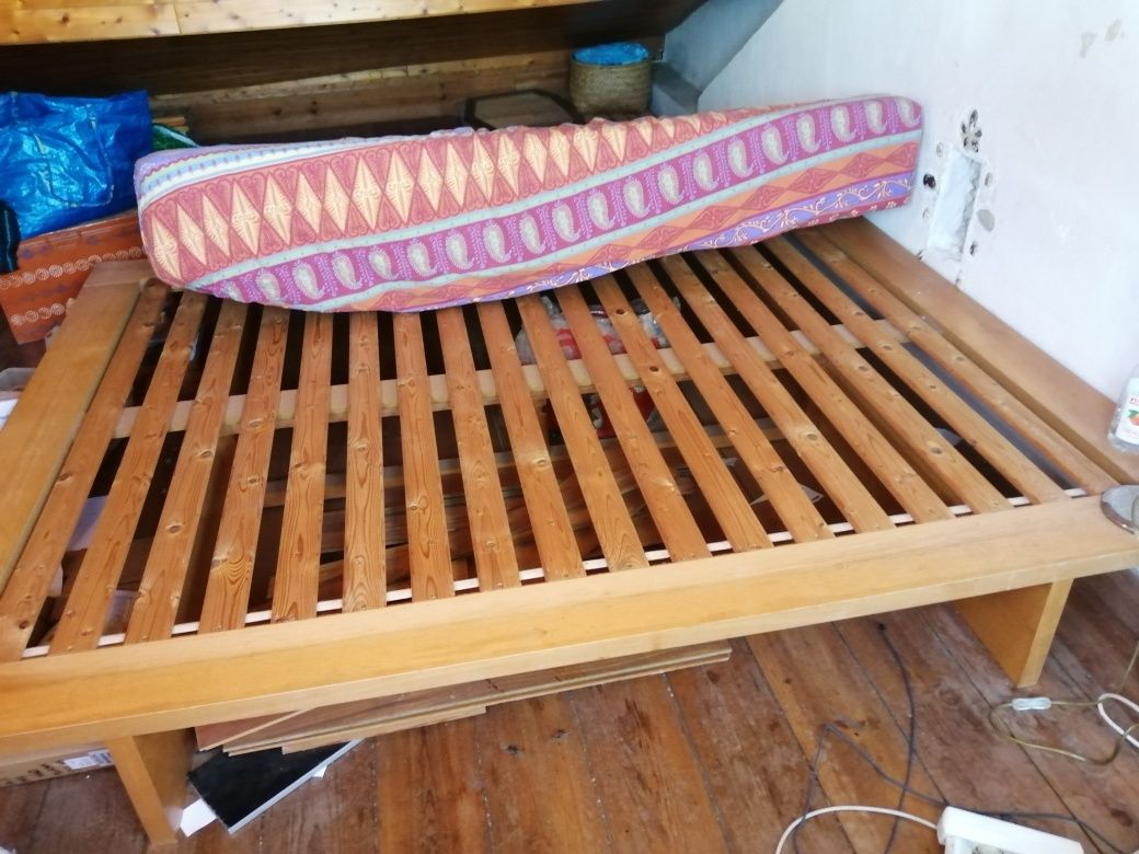 Cama com estrado para colchão de 160 x 200 cm