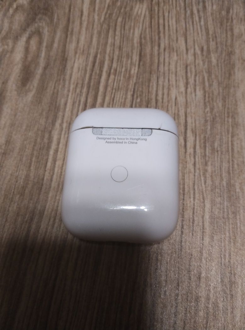 Один навушник від Apple AirPods