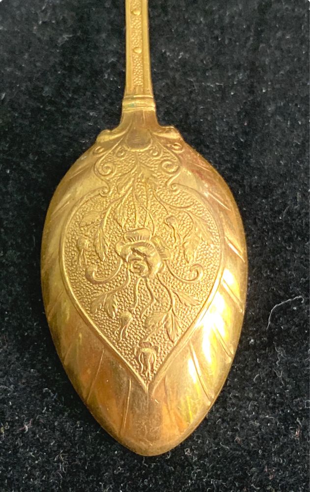 Colheres de metal dourado
