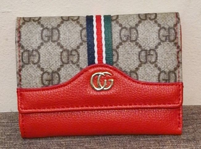 Carteiras novas com etiqueta