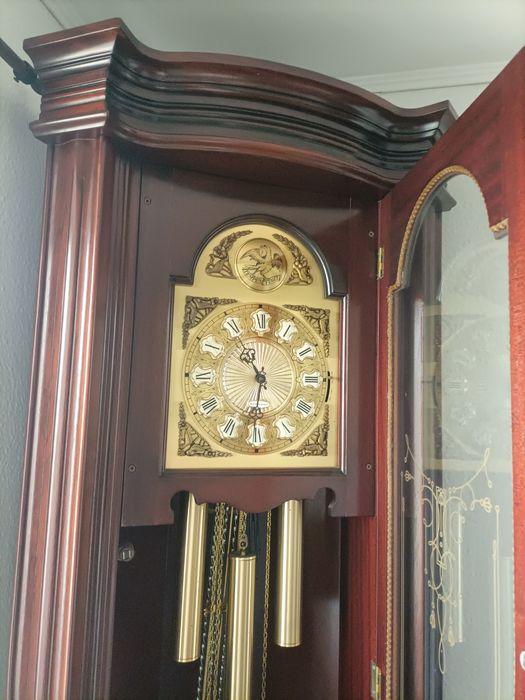 Relógio de canto antigo a funcionar