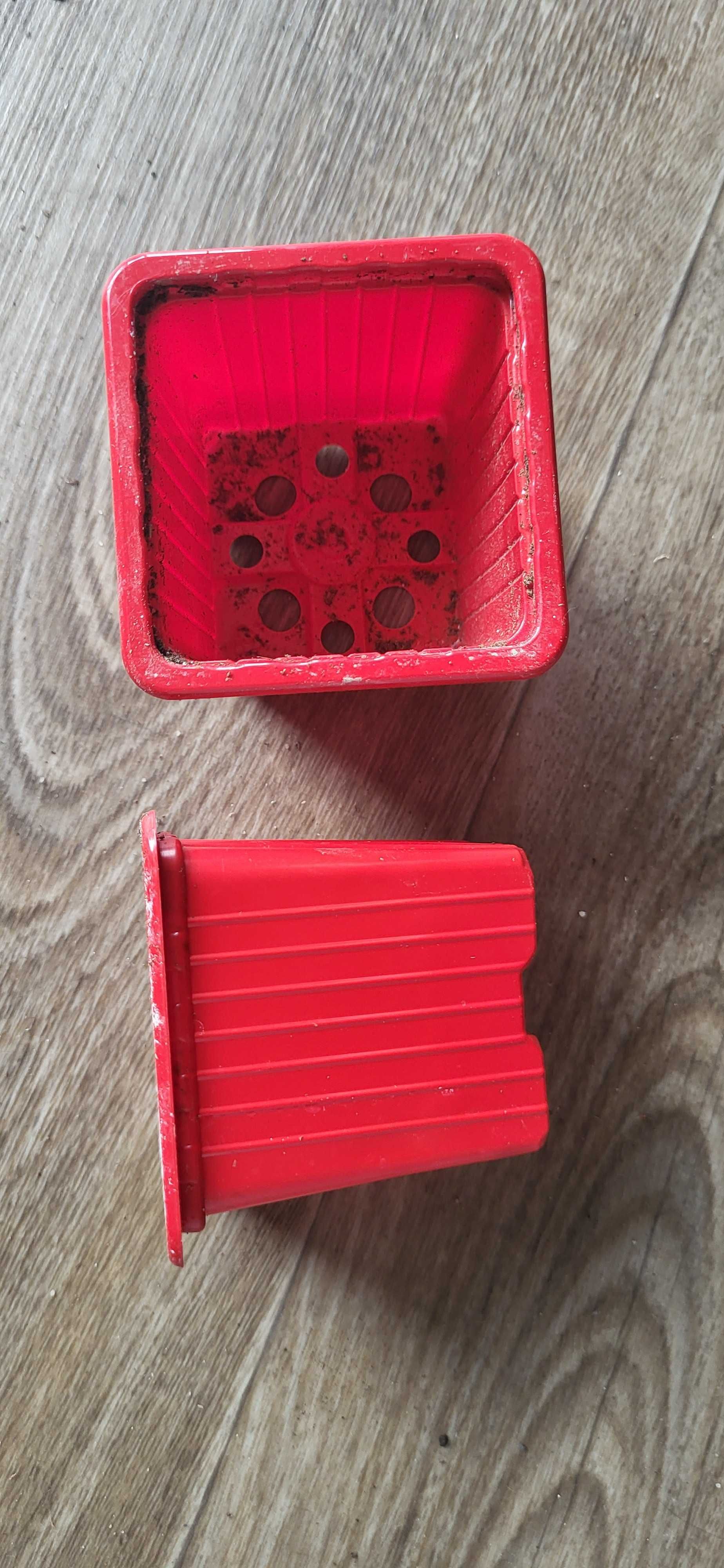 Doniczka 7x7x6,4 (7x7x7) czerwona , różowa używana miękka około 0,25 l