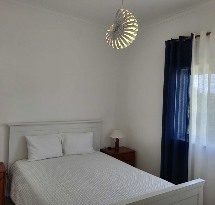 Cama branca madeira