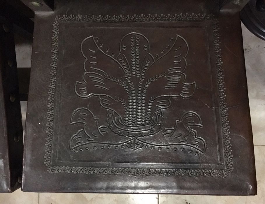 Mesa de Madeira Maciça e Cadeiras em Couro