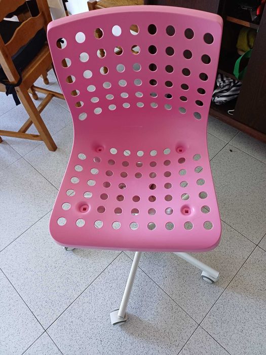 Vendo Cadeira Rosa IKEA Usada em Bom Estado