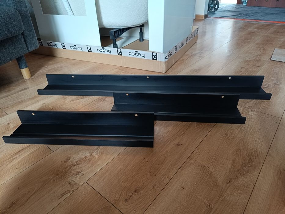 Trzy czarne półki Ikea