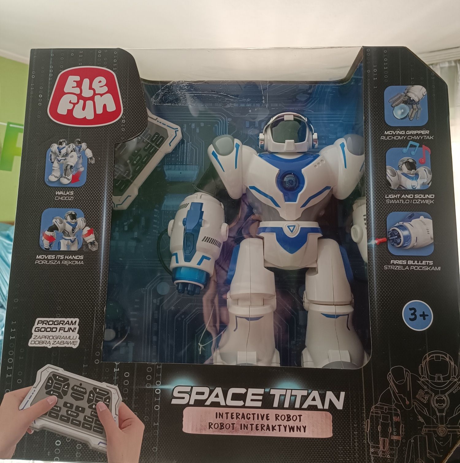 Nowy interaktywny robot Space Titan strzela pociskami sterowany pilote