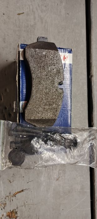 Продам тормозные колодки передние на mercedes Sprinter 519, Crafter 50