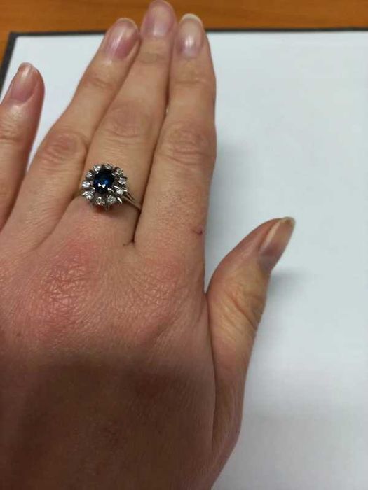 Pierścionek z białego złota Au750 z szafirem0,65ct i diamentami 0,20ct