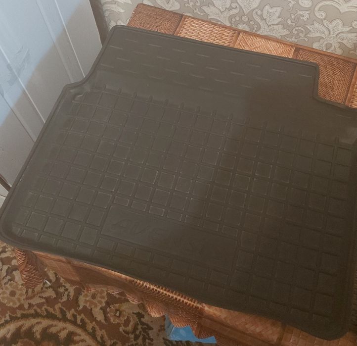 Продам коврики в тойота авенсис т25 седан