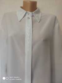 Белая блуза блузка с вышивкой.