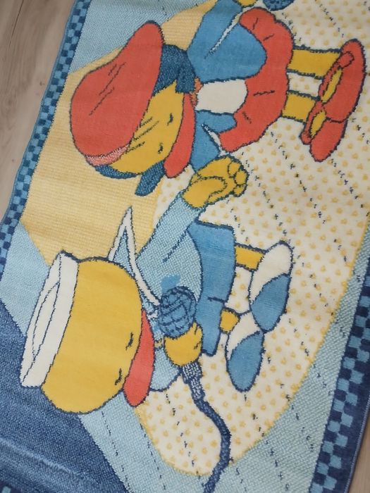 Tapete bonito com desenho de bonecos da Disney para quarto de criança