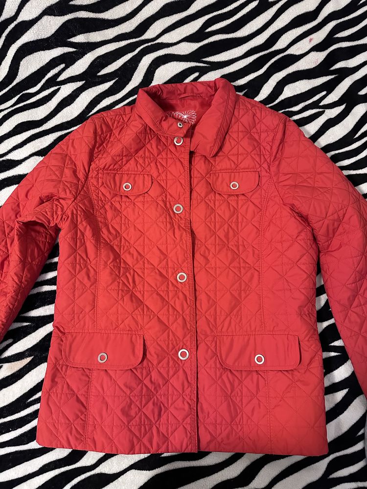 Червона жіноча куртка