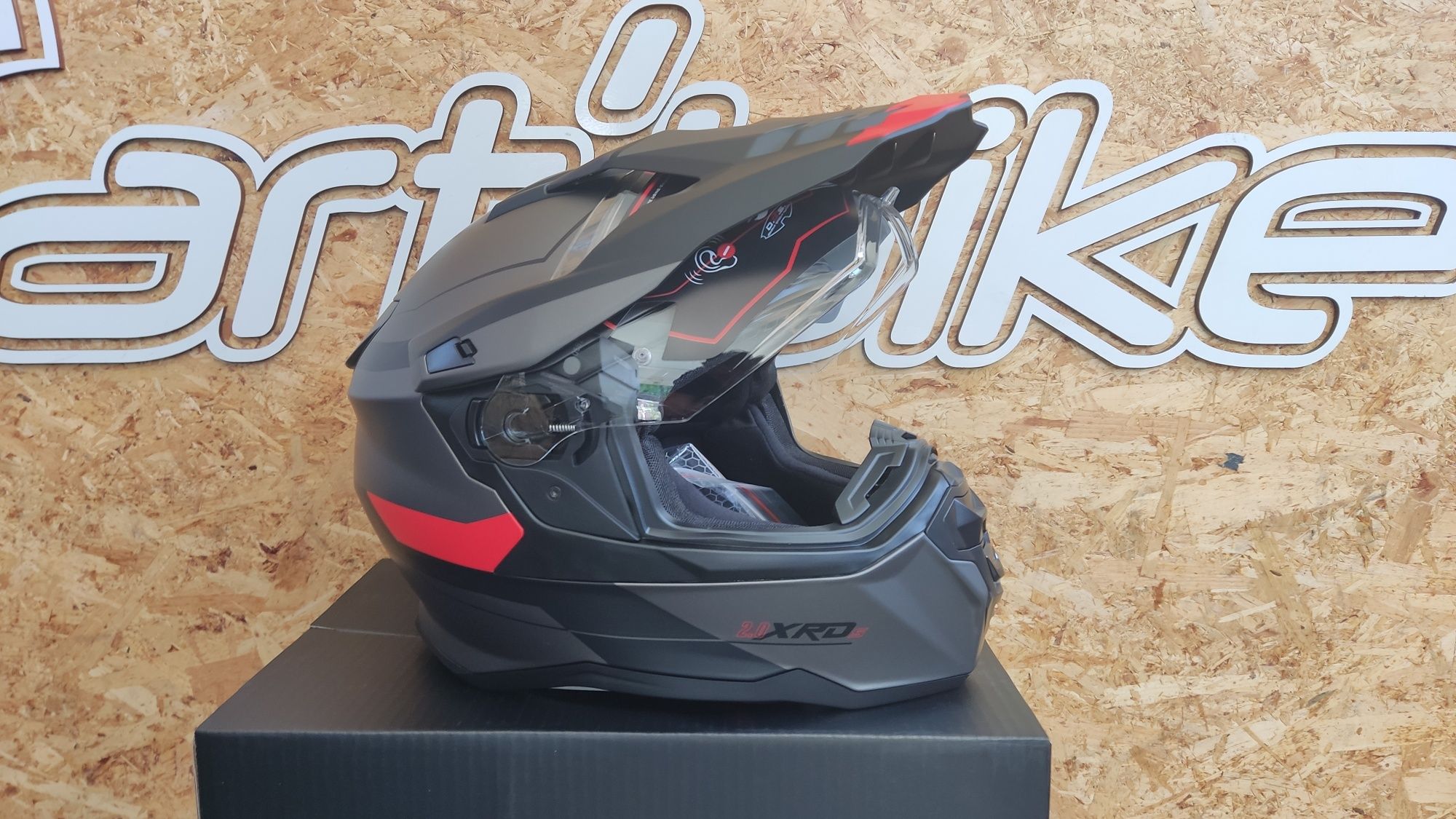 Vários modelos de capacete para mota