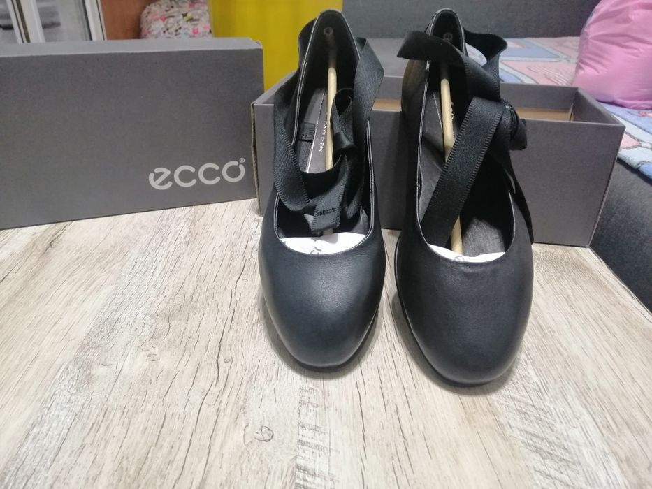 Продам нові балетки ecco