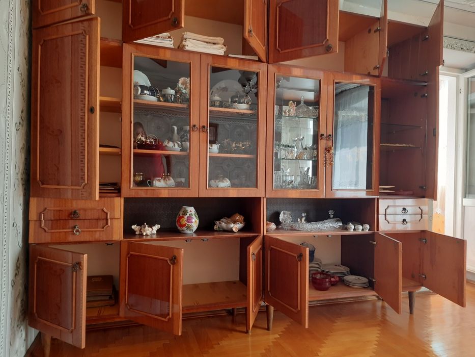 Велика кімнатна стінка