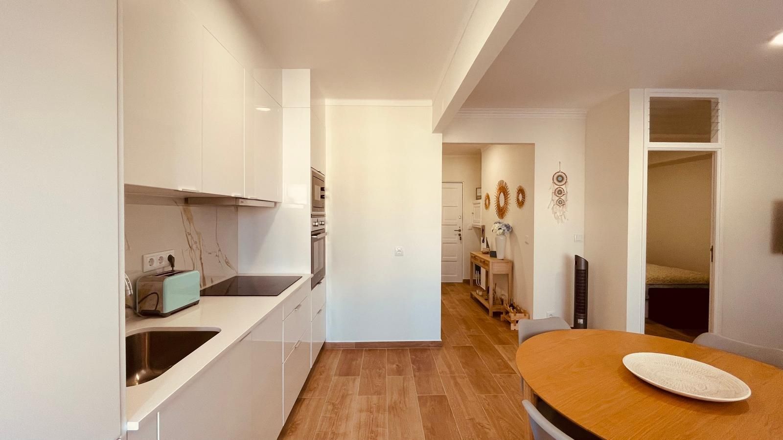Apartamento T1 renovado na praia da Amorosa