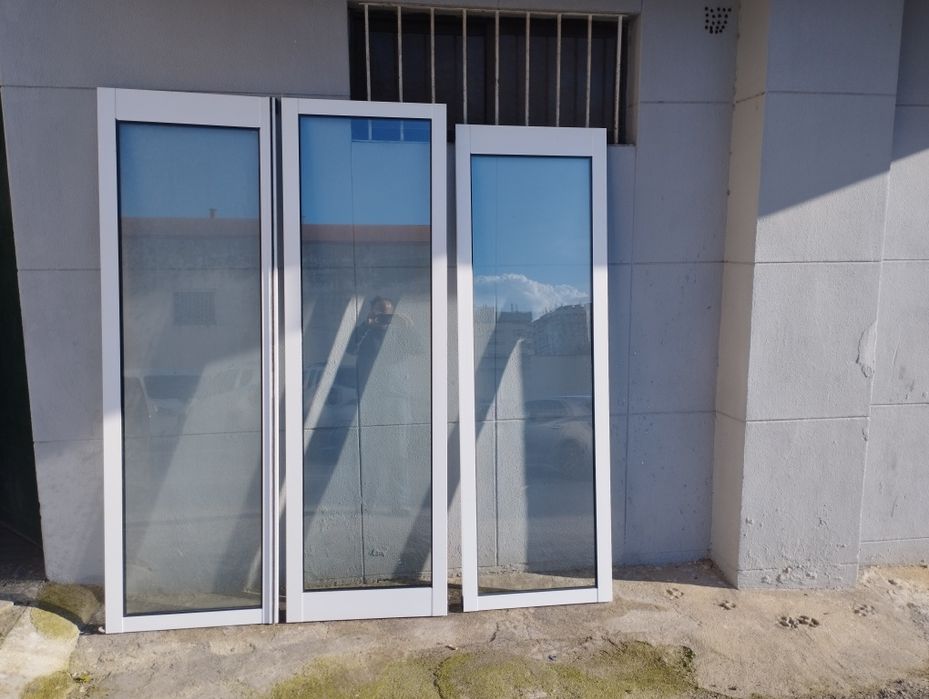 Portas de correr lacadas a branco vidro duplo
