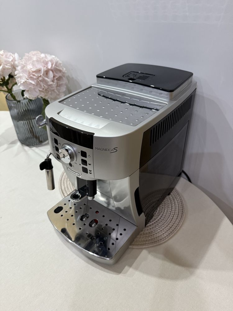 Кавомашина/кофеварка Delonghi Magnifica S